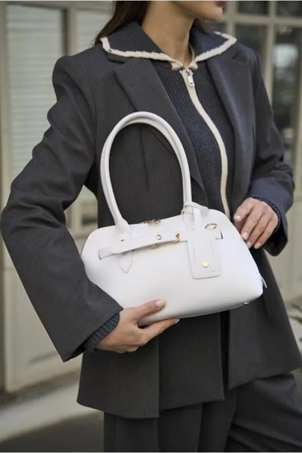 Sac à main et sac à bandoulière rétro avec accessoires dorés, blanc