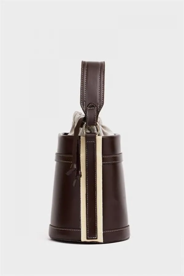 Sac seau marron pour femme avec coutures contrastées et design à porter à la main et à l'épaule