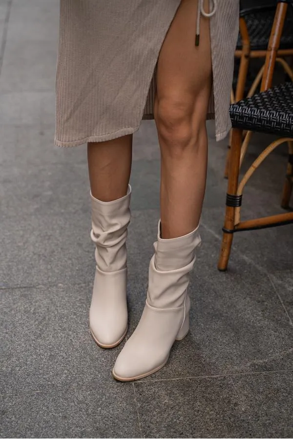 Bottes à talons hauts beiges pour femme avec détails froncés