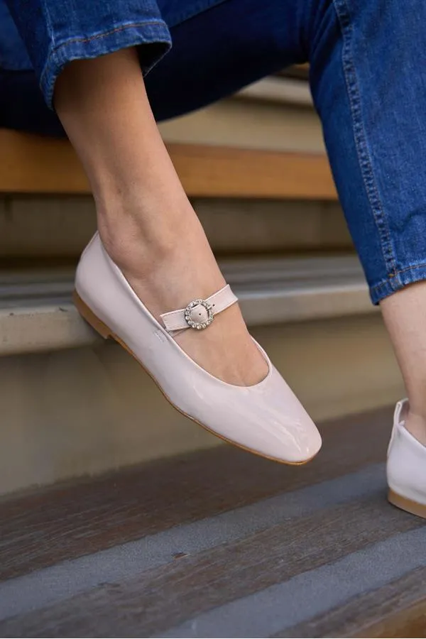 Ballerines à bout émoussé et bride unique en cuir verni crème