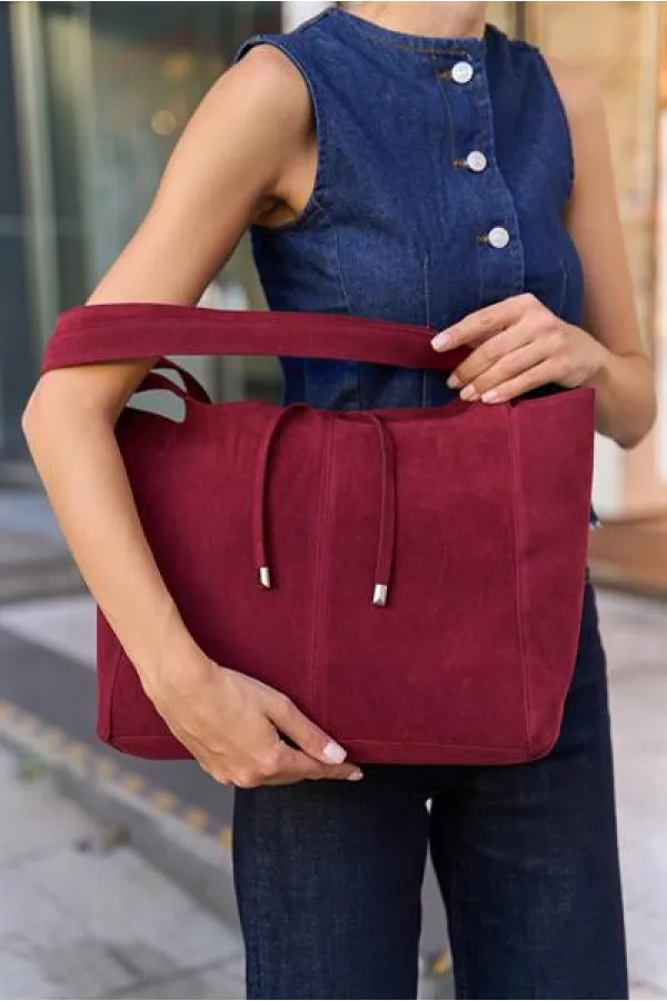 Sac à main et à bandoulière en daim souple avec détails en dentelle bordeaux
