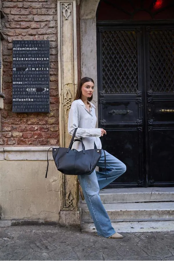 Sac à main et à bandoulière détaillé en similicuir noir