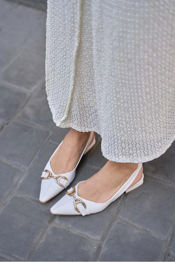 Ballerines blanches détaillées avec accessoires