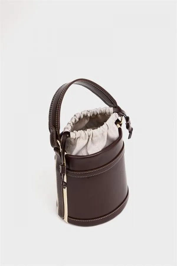 Sac seau marron pour femme avec coutures contrastées et design à porter à la main et à l'épaule
