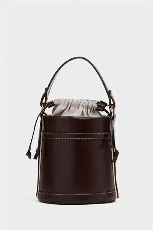 Sac seau marron pour femme avec coutures contrastées et design à porter à la main et à l'épaule
