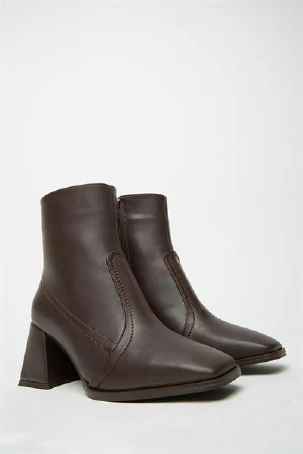 Bottes et bottines à talons plats marron pour femme – Fermeture éclair, style décontracté et élégant Bottes et bottines à talons plats marron pour femme – Fermeture éclair, style décontracté et élégant