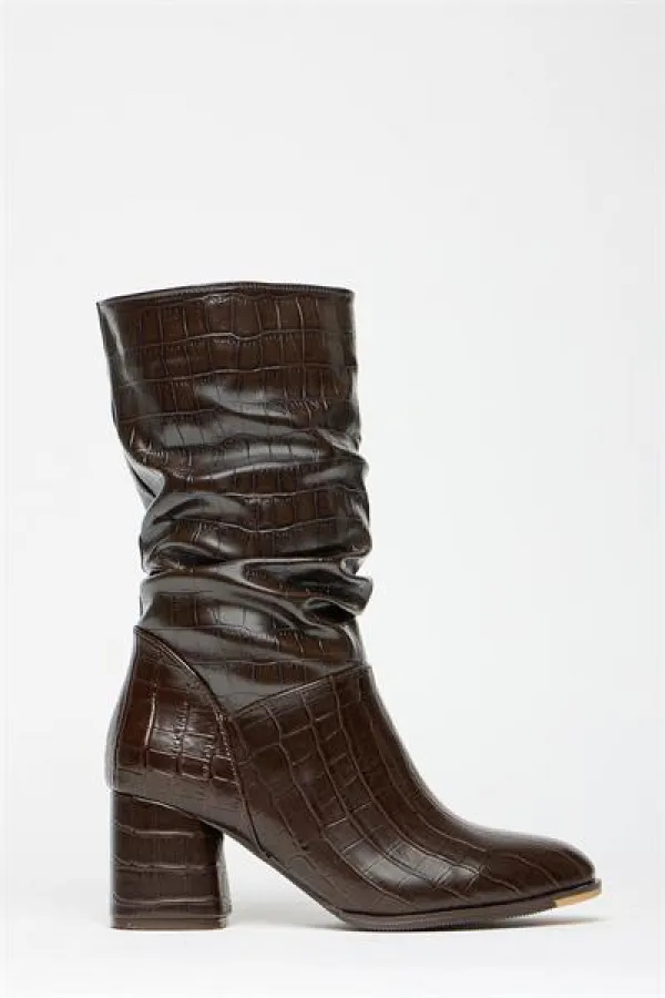 Bottes à talons en crocodile marron pour femme avec détails froncés