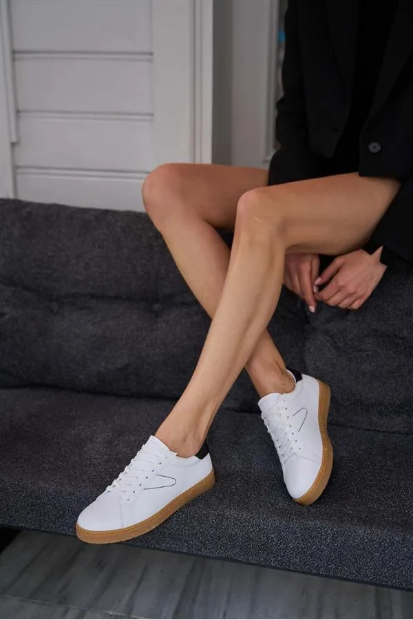 Baskets rétro à semelles détaillées blanches et noires