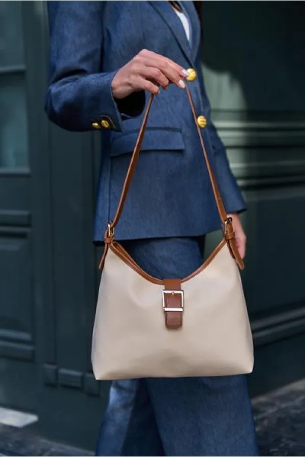 Sac à main et sac à bandoulière crème avec boucle dorée