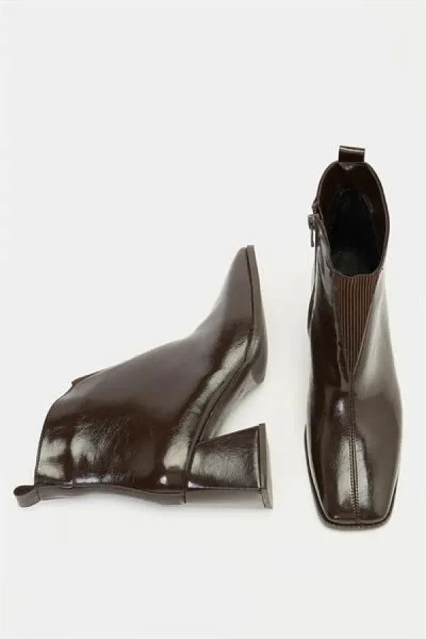 Bottes courtes à talons et bout rond en cuir verni – Cuir brillant Forme moderne Cuir verni marron