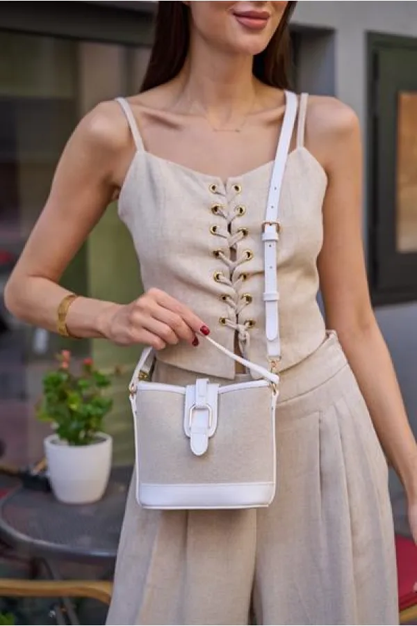 Sac à main et à bandoulière en toile blanche au design moderne avec boucle