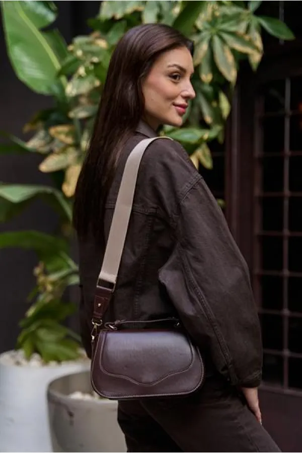 Sac à bandoulière marron avec housse