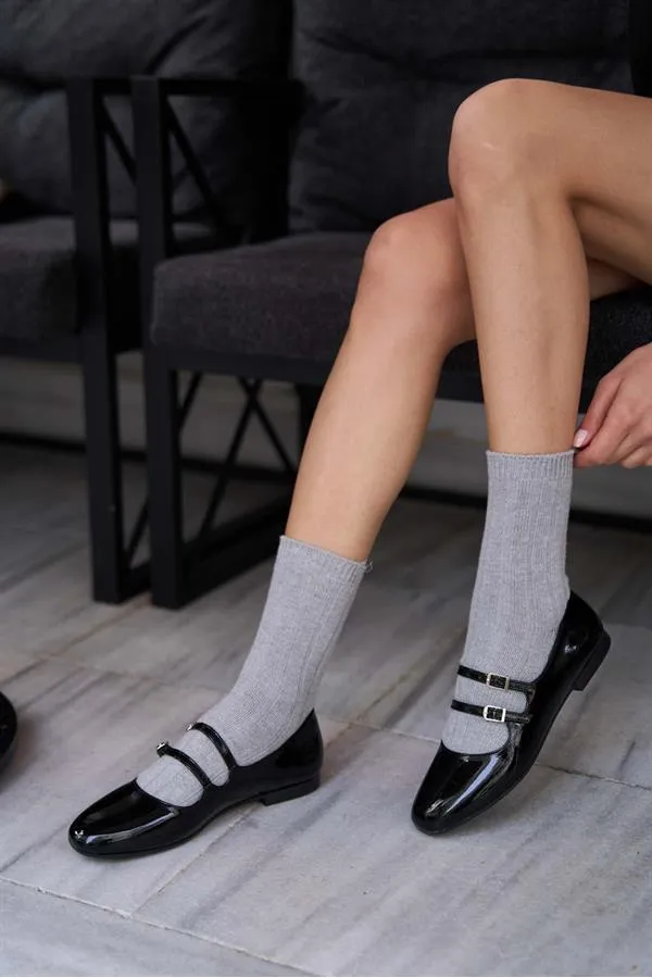 Ballerines à double ceinture en cuir verni noir