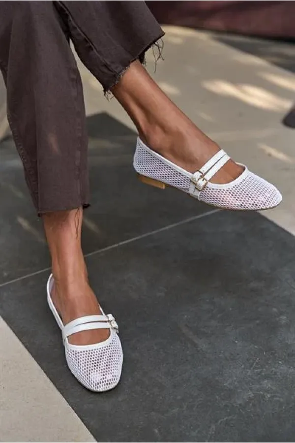 Ballerines blanches en résille avec double ceinture