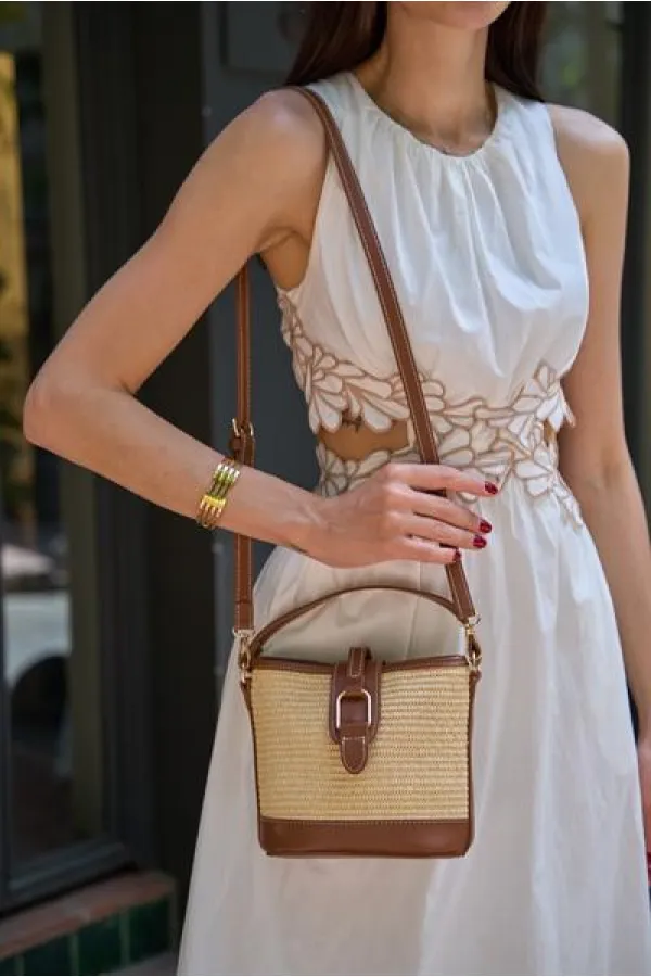 Sac à main et à bandoulière à boucle au design moderne, en osier beige