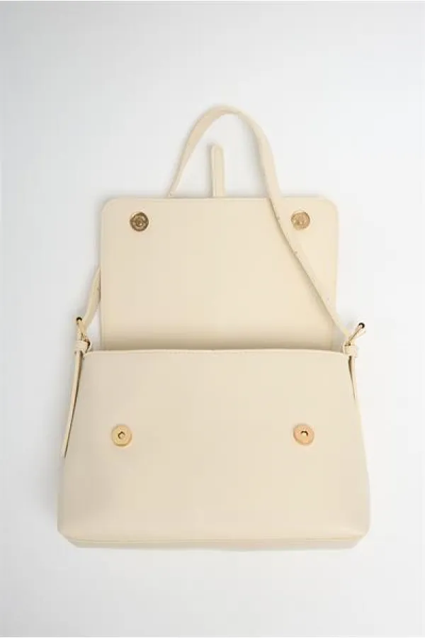 Sac à main et bandoulière crème avec boucle dorée détaillée Sac à main et bandoulière crème avec boucle dorée détaillée