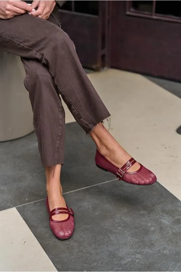 Ballerines à double ceinture et détails en filet rouge bordeaux