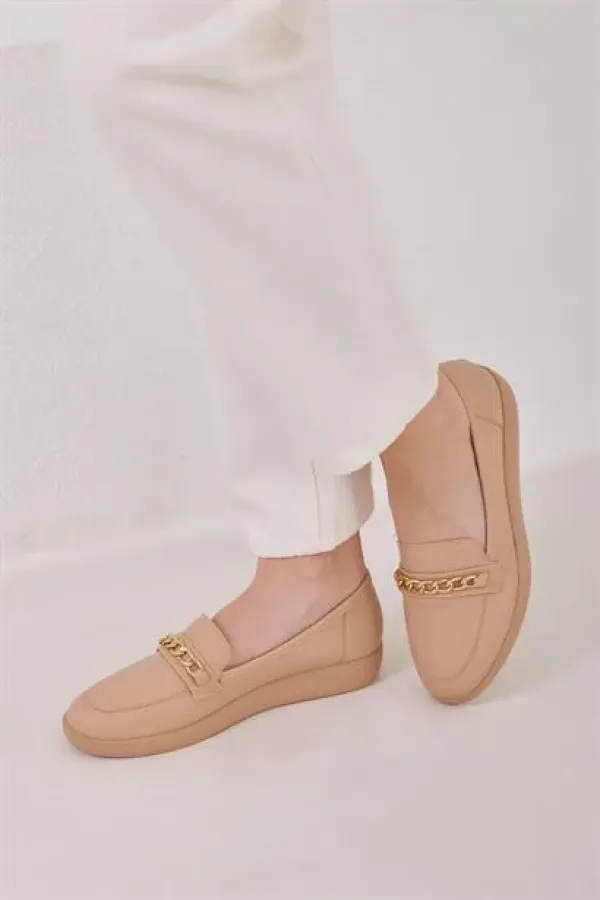 Ballerines beiges avec détails en chaîne