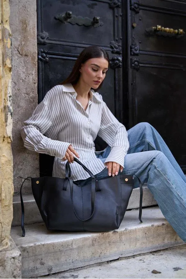 Sac à main et à bandoulière détaillé en similicuir noir