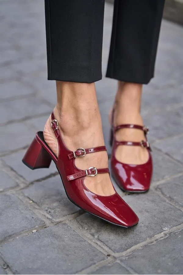 Chaussures à talons ouverts et à bande détaillée en cuir verni bordeaux