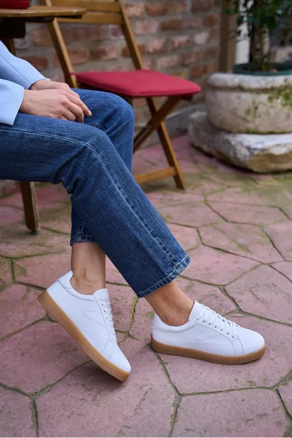 Baskets blanches à semelles rétro détaillées