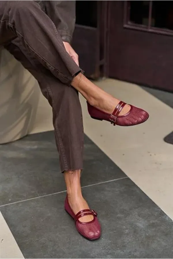 Ballerines à double ceinture et détails en filet rouge bordeaux
