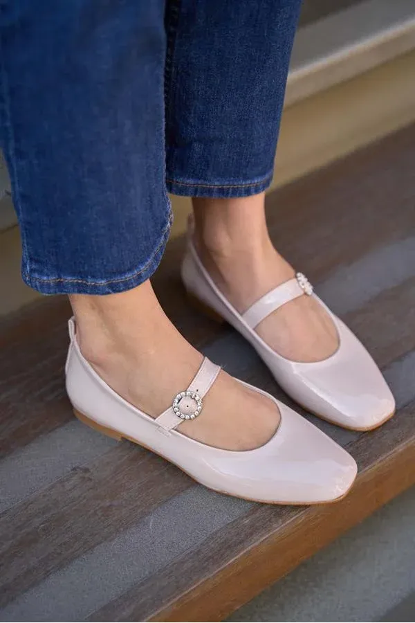 Ballerines à bout émoussé et bride unique en cuir verni crème
