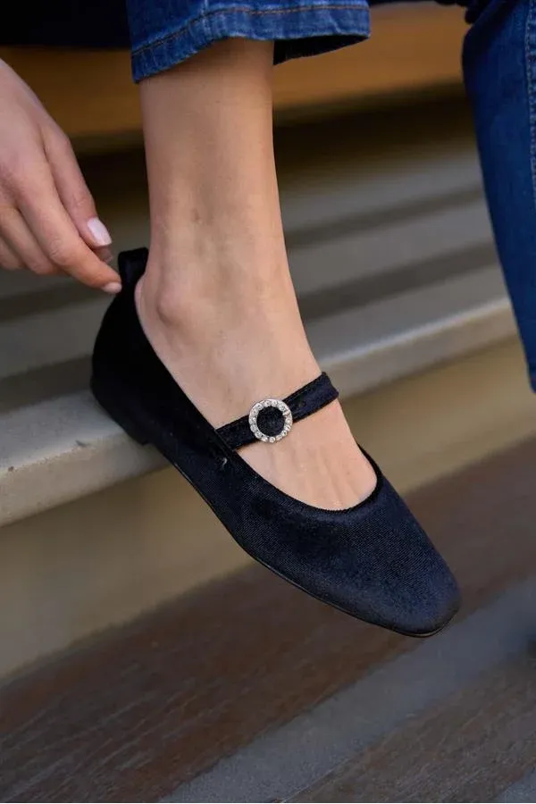 Ballerine à bout rond et bride unique en velours noir Ballerine à bout rond et bride unique en velours noir