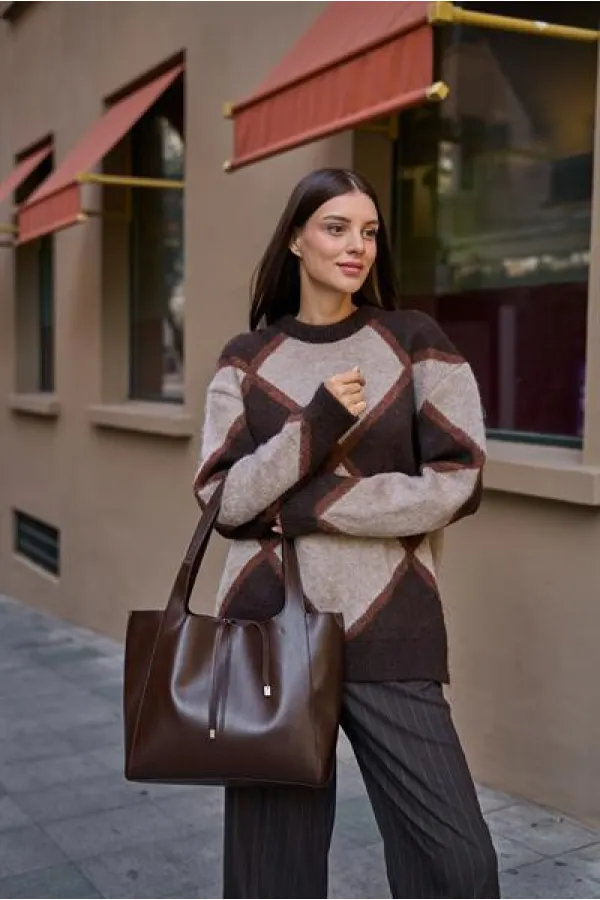 Sac à main et à bandoulière en daim souple avec détails en dentelle marron