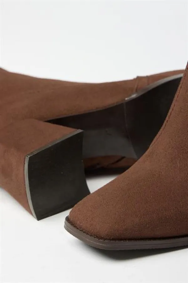 Bottes et bottines à talons plats en daim marron pour femme – Fermeture éclair, style décontracté Bottes et bottines à talons plats en daim marron pour femme – Fermeture éclair, style décontracté