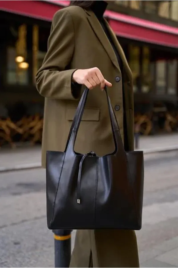 Sac à main et à bandoulière en daim souple avec détails en dentelle noir