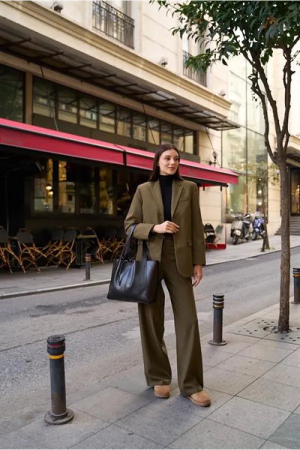 Sac à main et à bandoulière en daim souple avec détails en dentelle noir