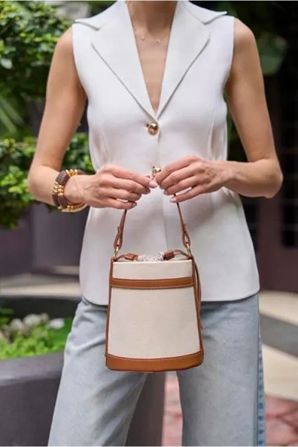 Sac seau en toile beige à main et à bandoulière avec coutures contrastées