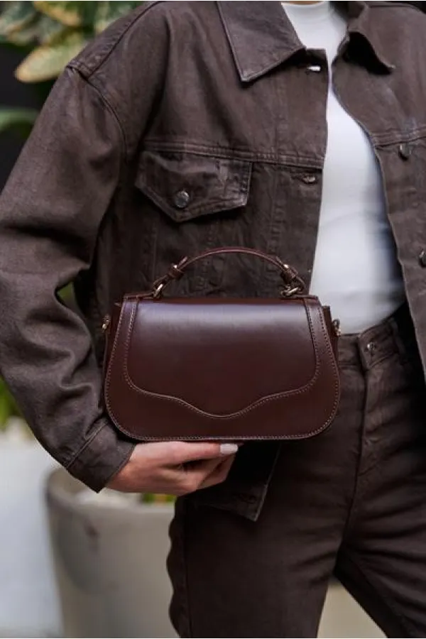 Sac à bandoulière marron avec housse
