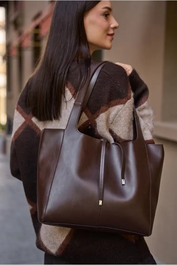 Sac à main et à bandoulière en daim souple avec détails en dentelle marron