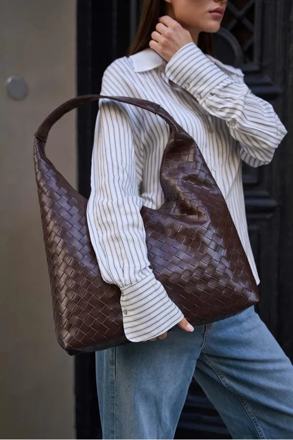 Sac bandoulière en tricot marron à motifs – Look élégant et luxueux