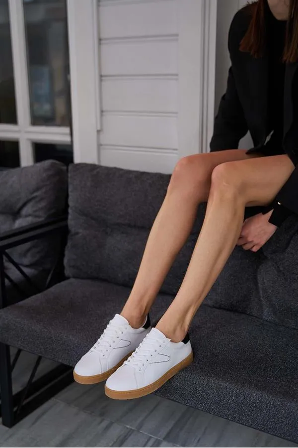 Baskets rétro à semelles détaillées blanches et noires