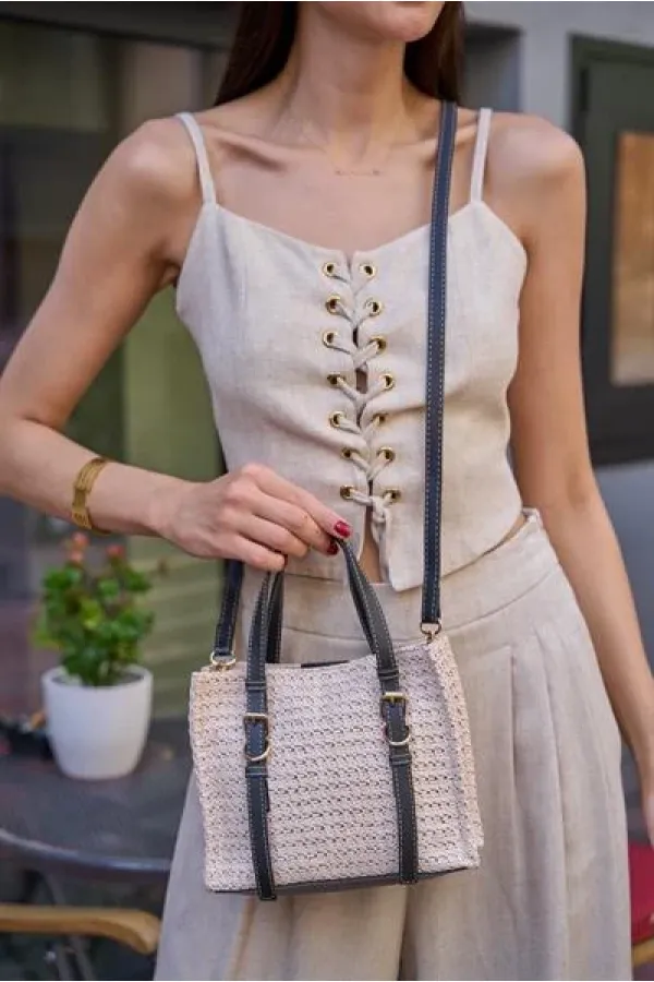 Sac à main et à bandoulière avec boucle et détails en osier, crème-noir Sac à main et à bandoulière avec boucle et détails en osier, crème-noir