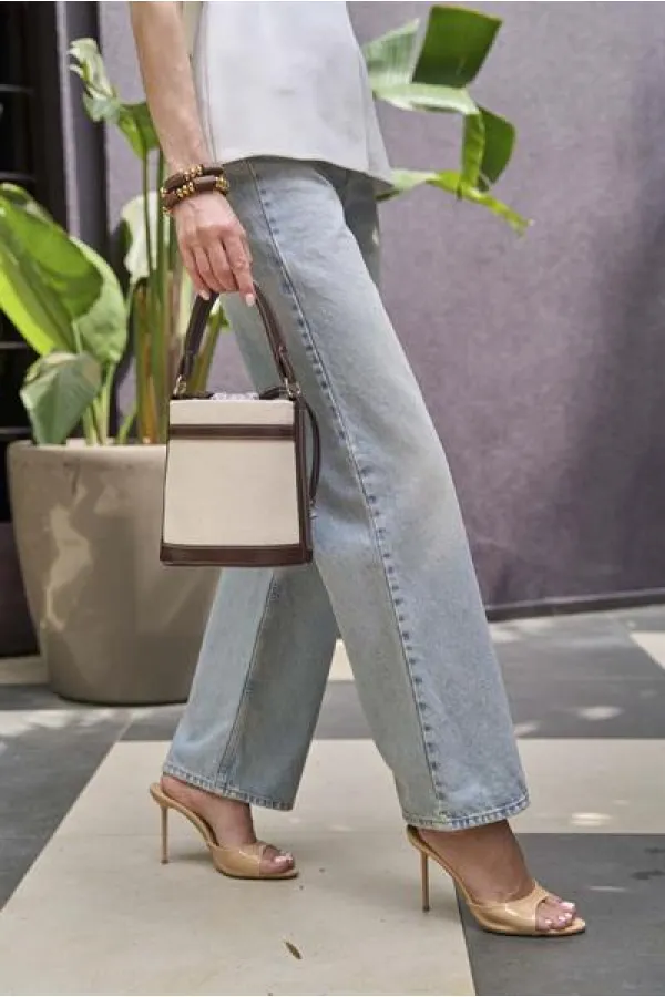 Sac seau à main et à bandoulière en toile marron avec coutures contrastées