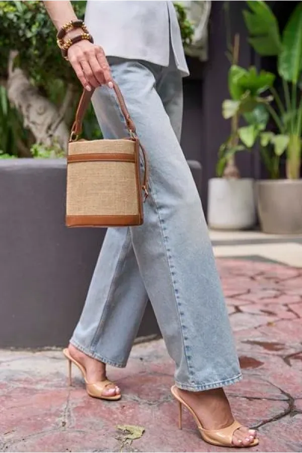 Sac seau en paille beige à main et à bandoulière avec coutures contrastées