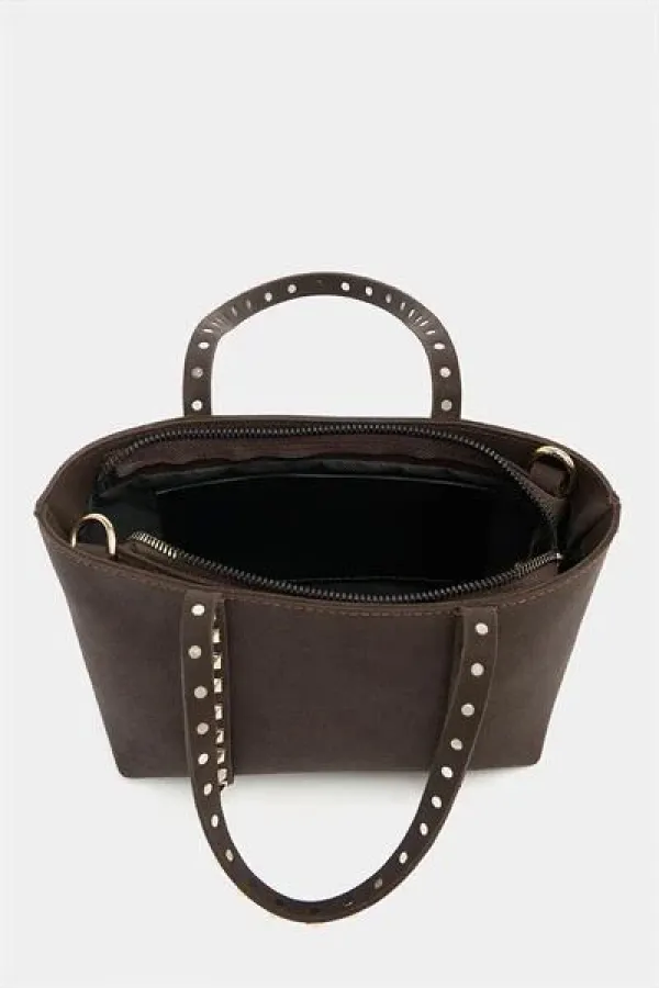 Petit sac à main et à bandoulière en cuir PU avec boucle et détails cloutés en daim marron