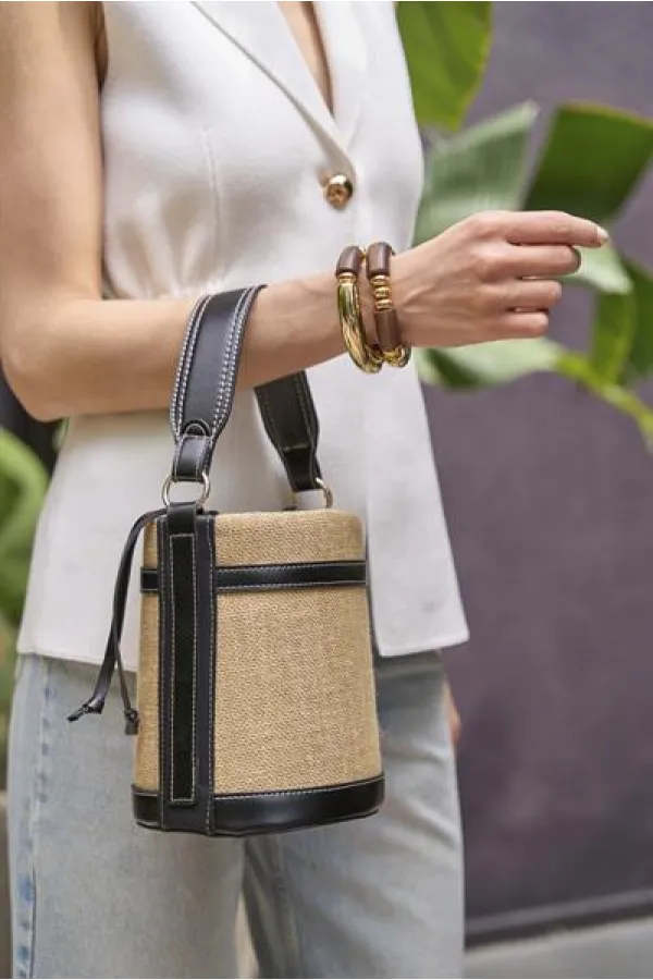 Sac seau en paille noir à main et à bandoulière avec coutures contrastées