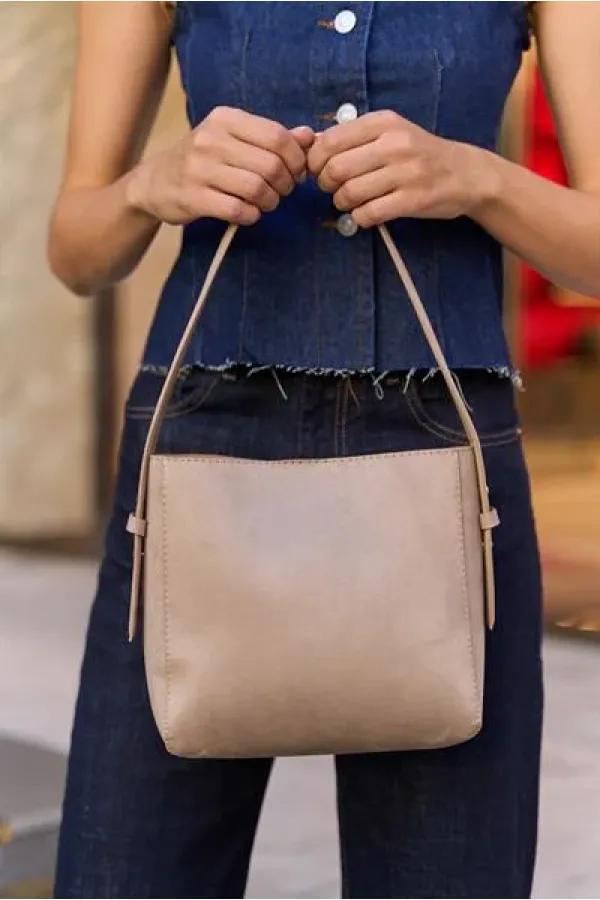 Sac cabas en cuir souple avec bandoulière ajustable, couleur daim vison.