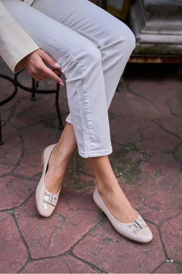 Ballerines à semelle plate et boucle en cuir verni beige