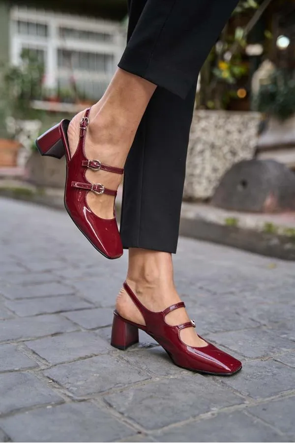 Chaussures à talons ouverts et à bande détaillée en cuir verni bordeaux