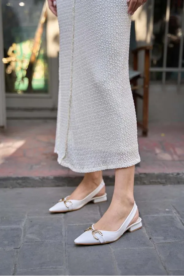 Ballerines blanches détaillées avec accessoires