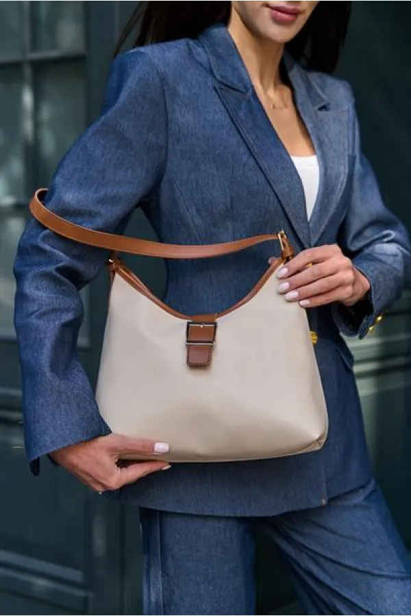 Sac à main et sac à bandoulière crème avec boucle dorée