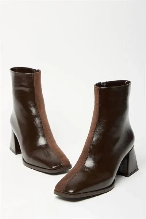 Bottes et bottines en daim verni marron pour femmes, talons à bout arrondi, cuir PU contrasté, fermeture éclair élégante Bottes et bottines en daim verni marron pour femmes, talons à bout arrondi, cuir PU contrasté, fermeture éclair élégante