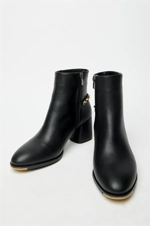 Bottes modernes à talons carrés et clous dorés noirs - Élégantes