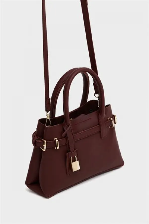 Mini sac à main et à bandoulière détaillé avec cadenas rouge bordeaux
